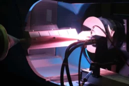 HighTech à la Rhenotherm: Eine Beschichtung wird mittels Plasma-Verfahren aufgetragen. Foto: Rhenotherm